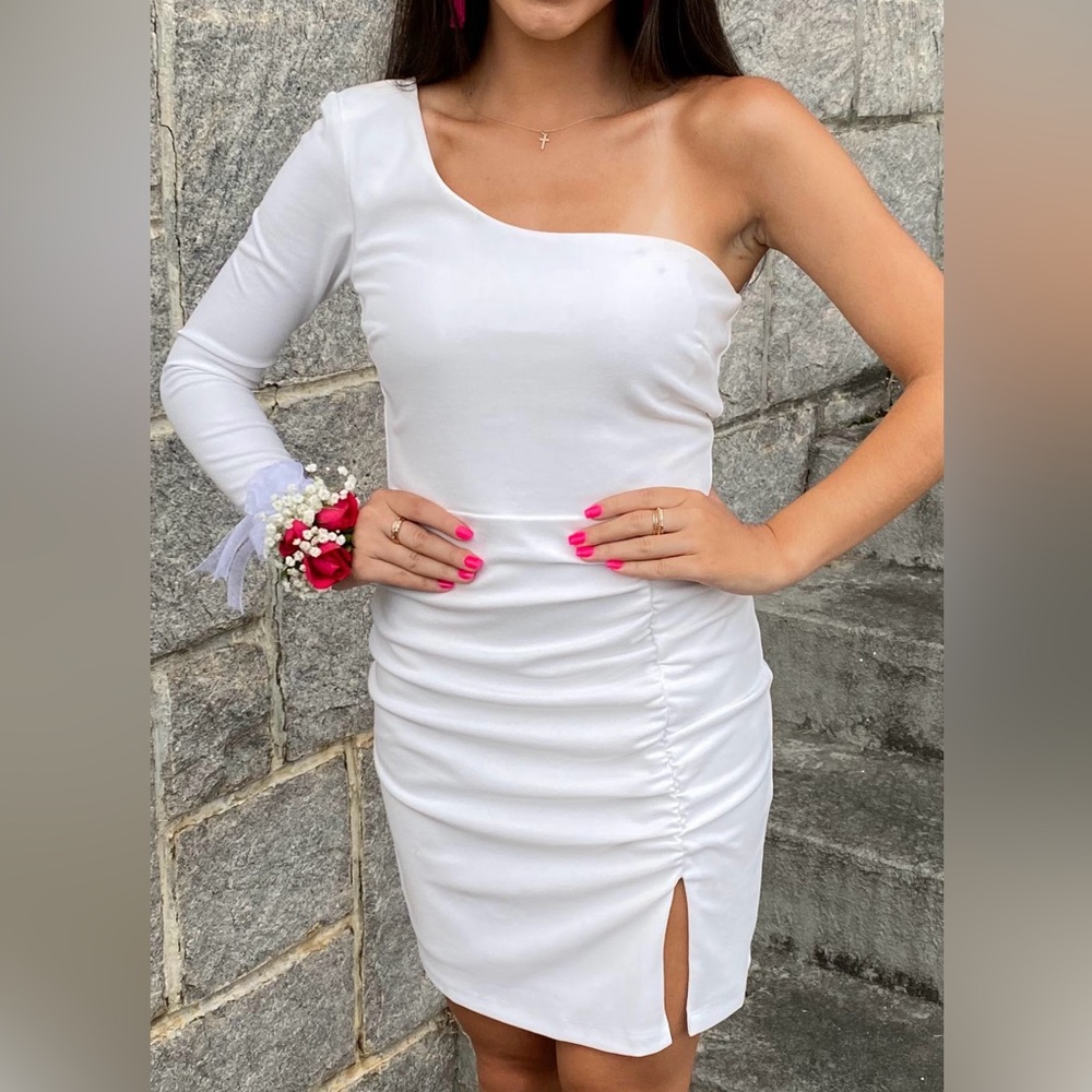 Chic White One-Shoulder Dress